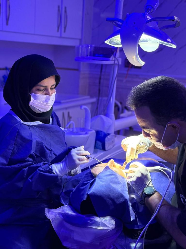 متخصص ایمپلنت اصفهان دکتر هادی مشکل گشا